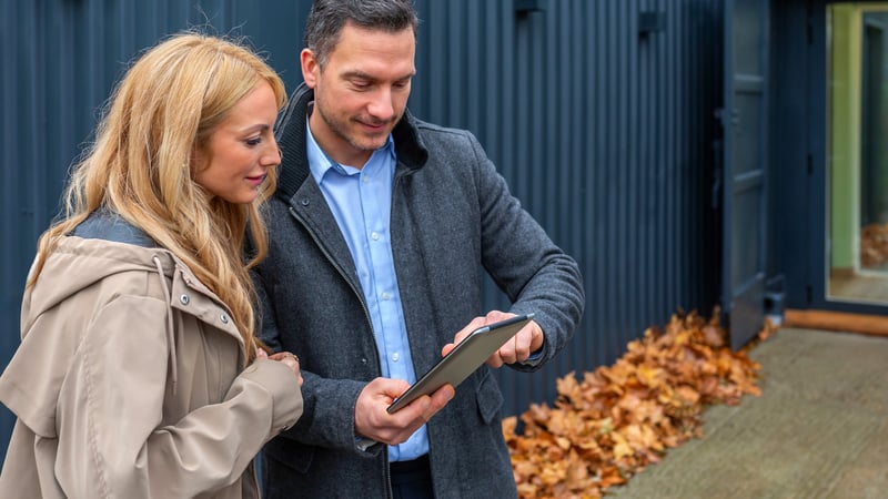 Architect presenting performance and sustainability information to clients using clear visual data and comparisons.